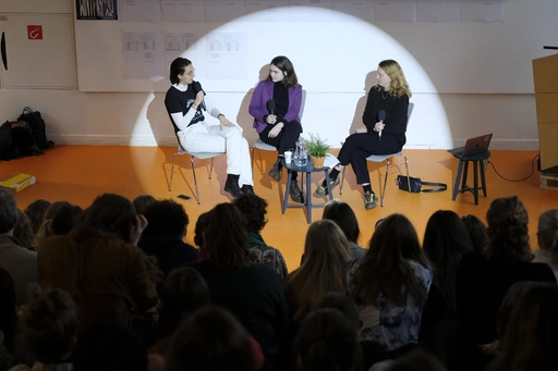 Gesprek over inner acts, met Emma van Meyeren, Sanne Boekel, Radna Rumping. Foto: Nico van Maanen.