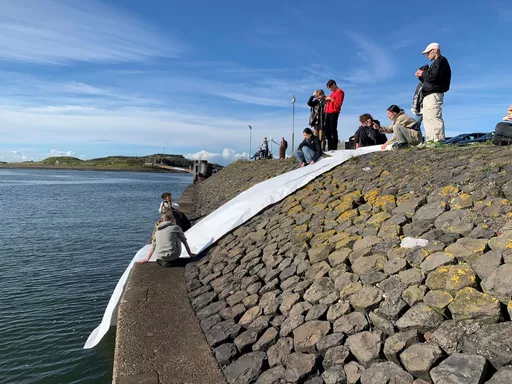 Wetness Walks, een serie meeslepende verkenningen van het veranderende landschap tussen Amsterdam en de Noordzee waarbij de grenzen tussen water en land vervagen, met studenten van de afdeling Architectuur van de Gerrit Rietveld Academie, 2022. Foto: Loom.