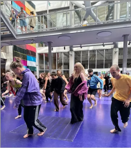 studenten van de academie Dans en Theater tijdens een gezamenlijke presentatie 2023