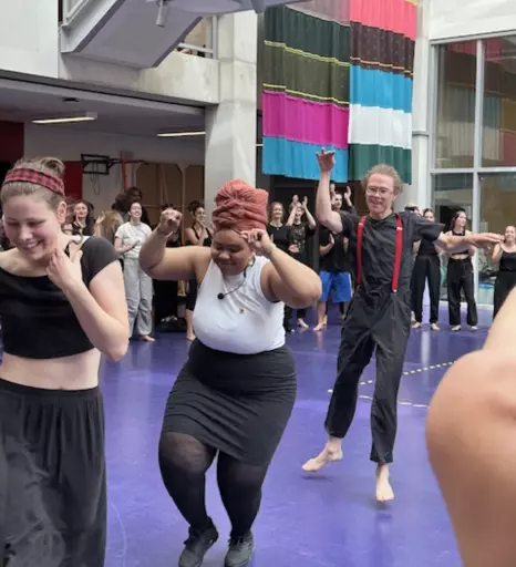 studenten van de academie Dans en Theater tijdens een gezamenlijke presentatie 2023.