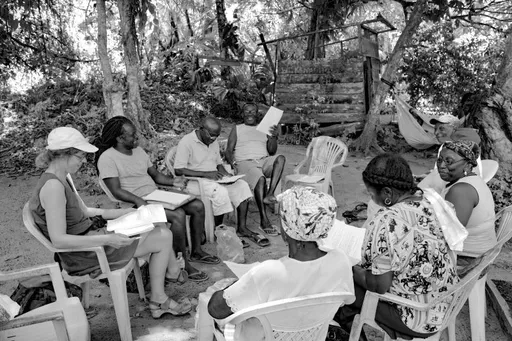 Lonnie van Brummelen and Siebren de Haan, Discussing the script during the recordings of Dee Sitonu A Weti, Nieuw Lombe, 2017.