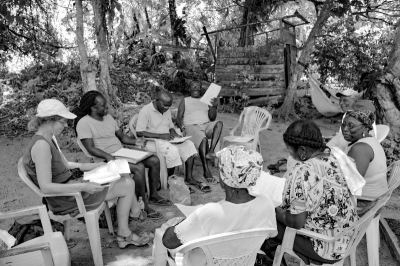 Discussing the script during the recordings of Dee Sitonu A Weti, Nieuw Lombe, 2017.