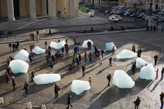 Olafur Eliasson - Ice Watch (2014) Place du Panthéon, Parijs 2015. Foto: Martin Argyroglo